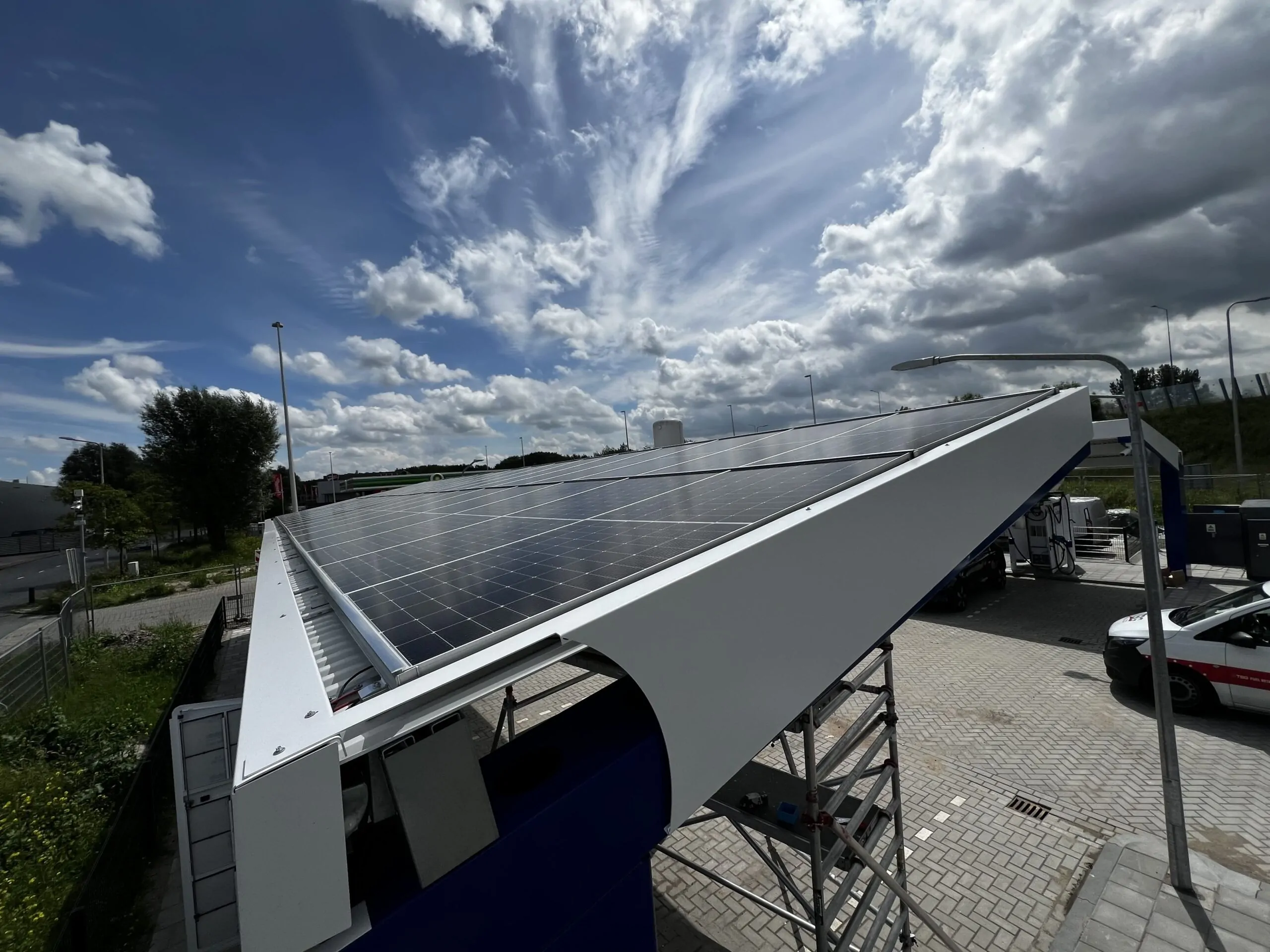 BP-Tankstation-Bodegraven-4 Solar-powered parking canopies by Bluetop Solar Parking in Bodegraven